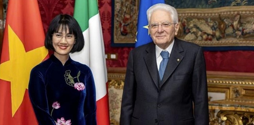 Vietnamese Ambassador to Italy Nguyen Phuong Anh presents her credentials to Italian President Sergio Mattarella (Photo courtesy of the Vietnamese Embassy in Italy)