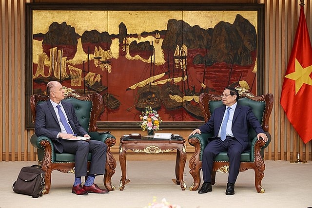 Prime Minister Pham Minh Chinh (R) hosts a reception for head of the IMF’s Article IV consultation mission team to Viet Nam Martin Sommer, Ha Noi, March 27, 2026 - Photo: VGP Prime Minister Pham Minh Chinh (R) hosts a reception for head of the IMF’s Article IV consultation mission team to Viet Nam Martin Sommer, Ha Noi, March 27, 2026 - Photo: VGP