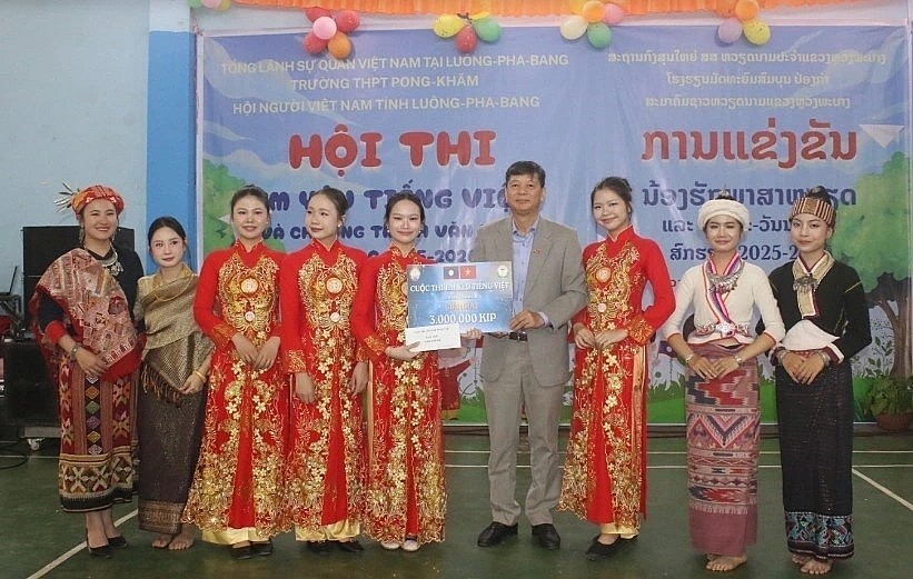 Vietnamese Consul General in Luang Prabang Vu Ngoc Ly presents awards to winning teams at the contest (Photo:VNA) Vietnamese Consul General in Luang Prabang Vu Ngoc Ly presents awards to winning teams at the contest (Photo:VNA)