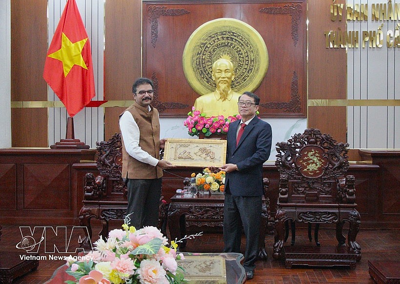 Indian Consul General in Ho Chi Minh City Vipra Pandey (left) presents a gift to Vice Chairman of the People's Committee of Can Tho Nguyen Van Khoi at the meeting on March 30. (Photo: VNA) Indian Consul General in Ho Chi Minh City Vipra Pandey (left) presents a gift to Vice Chairman of the People's Committee of Can Tho Nguyen Van Khoi at the meeting on March 30. (Photo: VNA)
