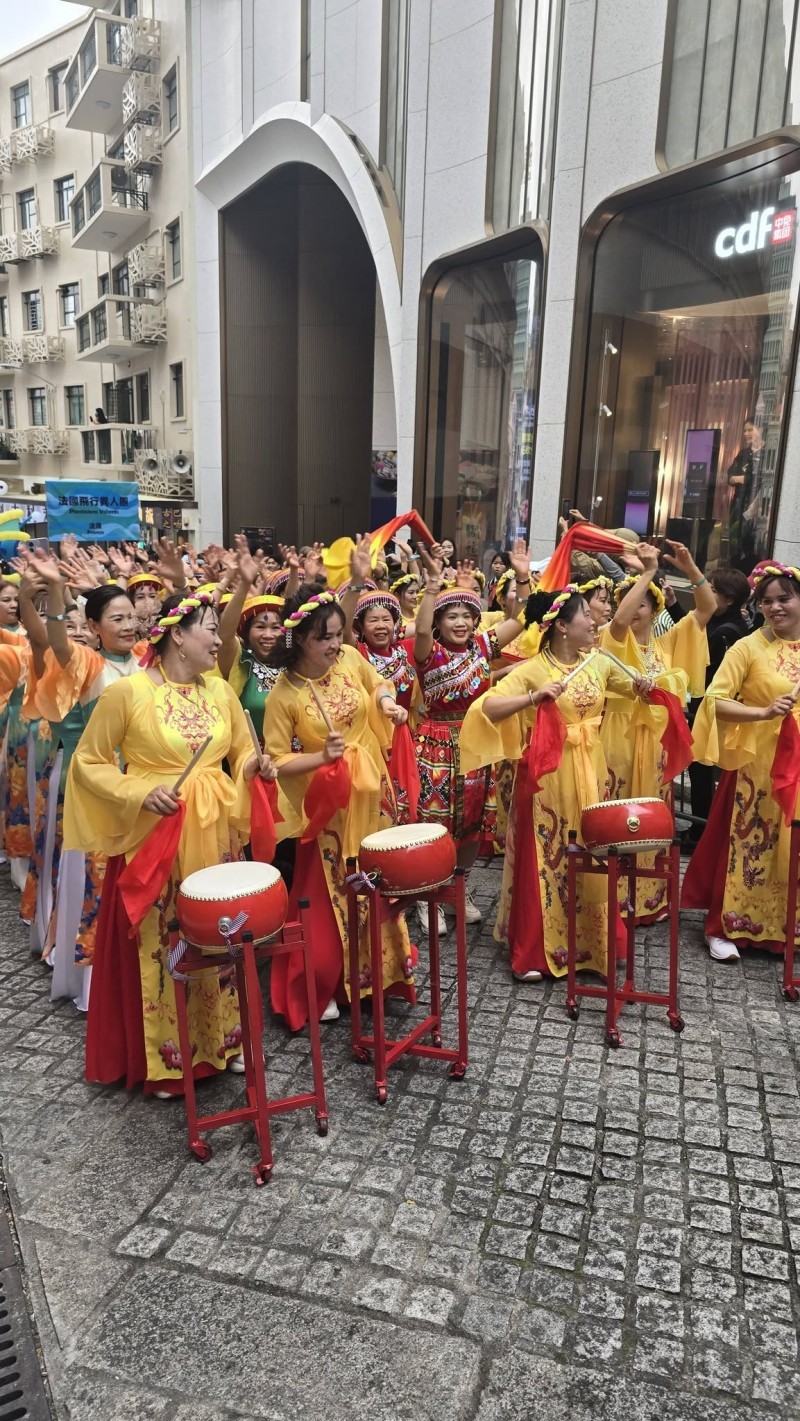 The delegation performing at the festival. (Photo: He Len)