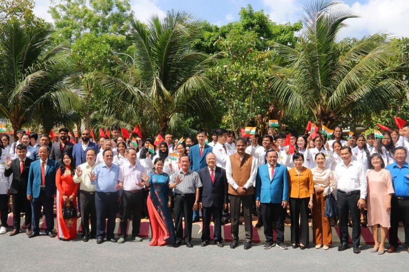 Delegates take a commemorative photo at the tree-planting ceremony. (Photo: HV) Delegates take a commemorative photo at the tree-planting ceremony. (Photo: HV)