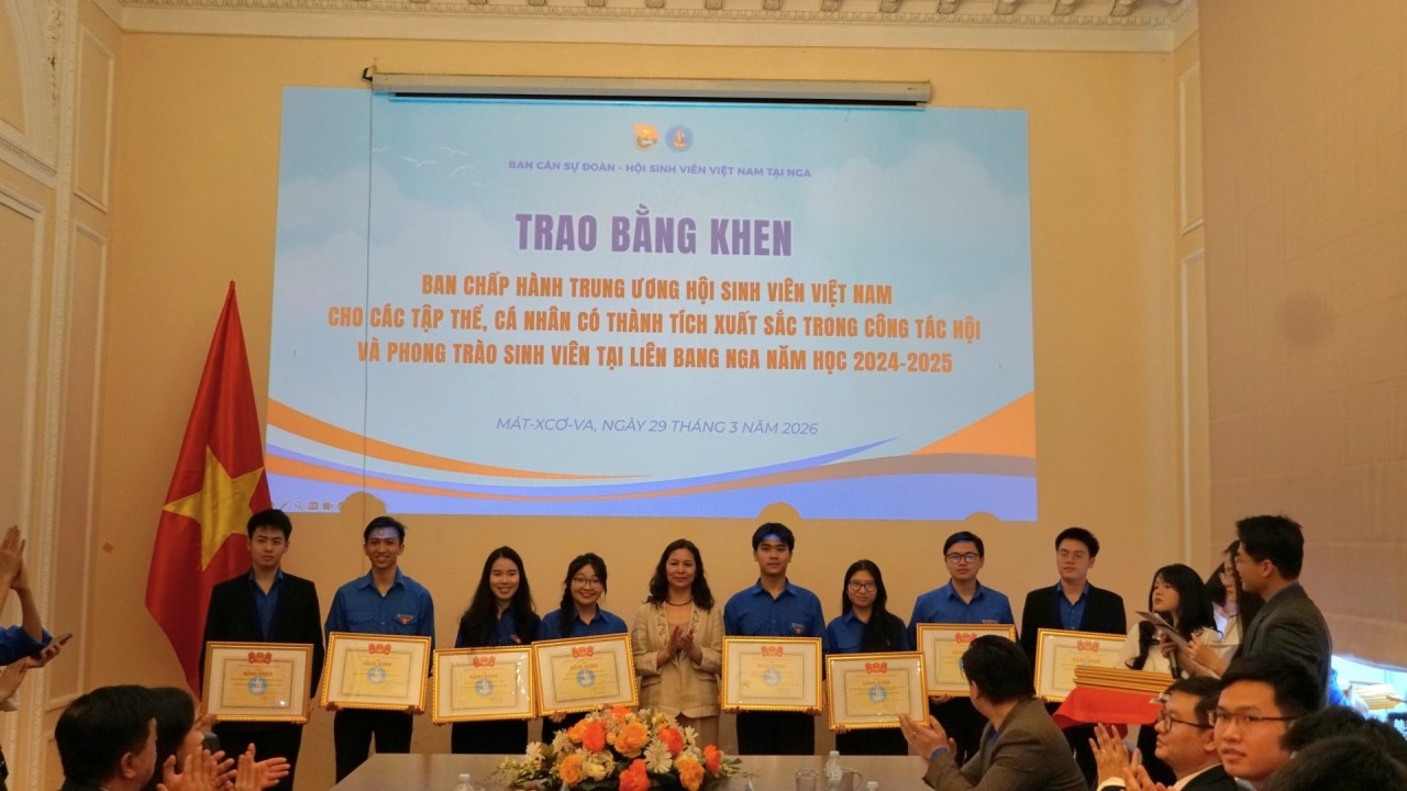 Outstanding collectives receive Certificates of Merit from the Central Committee of the Student Association. (Photo: Vietnam Student Association in Russia) Outstanding collectives receive Certificates of Merit from the Central Committee of the Student Association. (Photo: Vietnam Student Association in Russia)