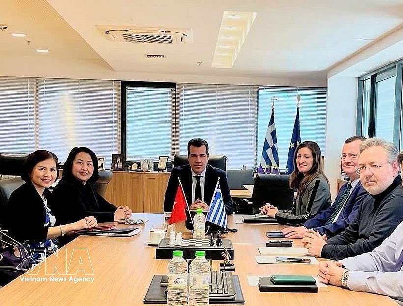 Vietnamese Ambassador Pham Thi Thu Huong meets with Greek Minister for Migration and Asylum Athanasios Plevris during a working session. (Photo: Published by VNA) Vietnamese Ambassador Pham Thi Thu Huong meets with Greek Minister for Migration and Asylum Athanasios Plevris during a working session. (Photo: Published by VNA)