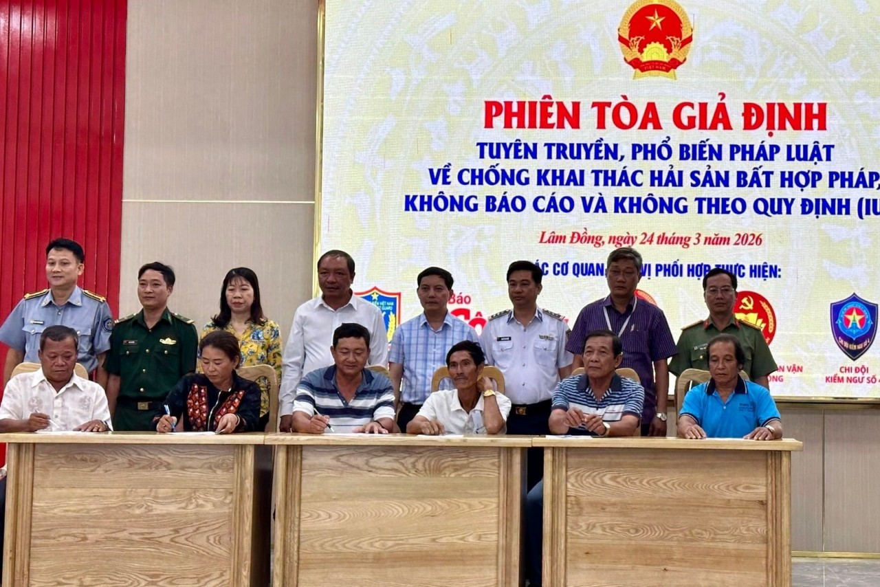 Vessel owners and captains sign commitments not to violate foreign waters, maintain vessel monitoring systems, and fully comply with regulations when operating at sea (Photo: Lam Dong Newspaper)