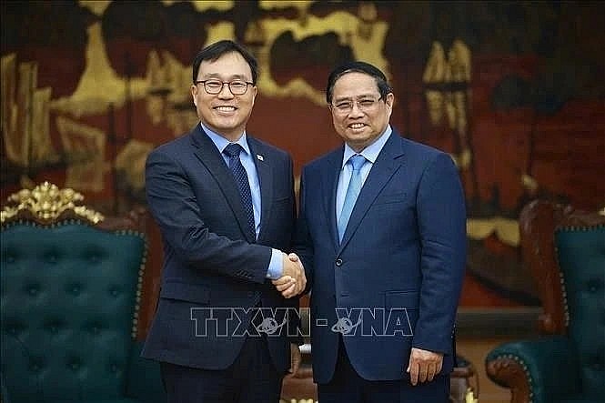 Prime Minister Pham Minh Chinh (R) receives Choi Young Sam, Ambassador of the Republic of Korea (RoK) to Vietnam, in Hanoi on April 1. (Photo: VNA)