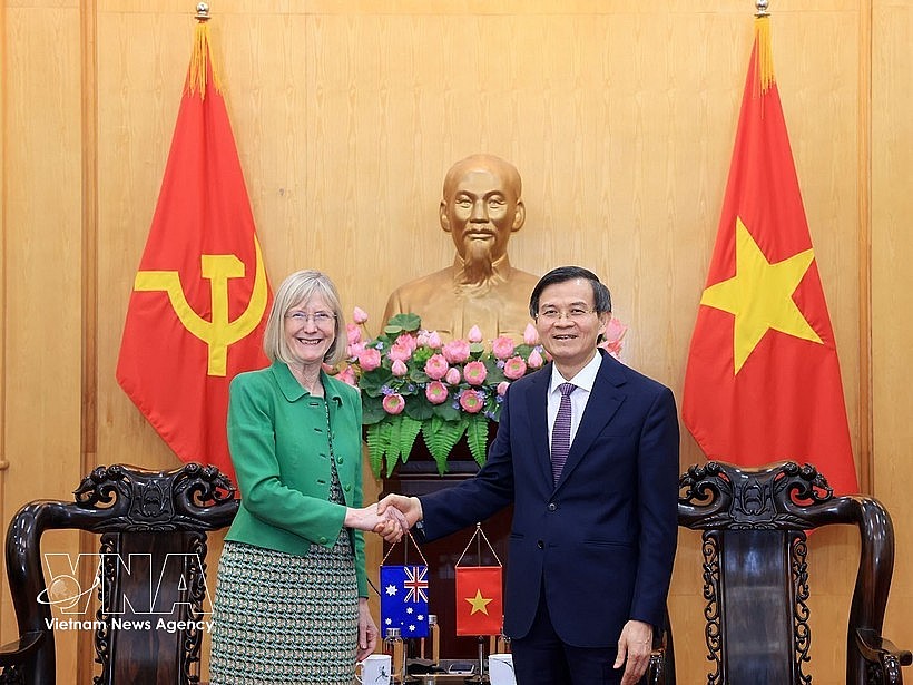 Associate Professor Dr Doan Minh Huan (R), Politburo member and President of the Ho Chi Minh National Academy of Politics, and Australian Ambassador Gillian Bird in Hanoi on April 1. (Photo: VNA)