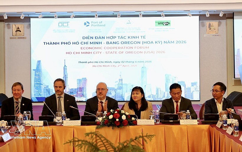 Leaders of the ITPC and the Oregon business delegation chair the forum (Photo: VNA)