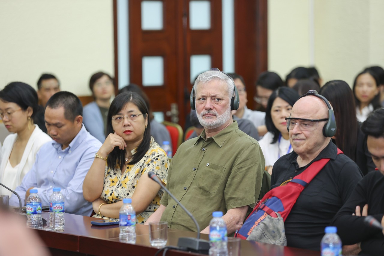 A large number of representatives from foreign NGOs attended the conference. (Photo: Dinh Hoa)