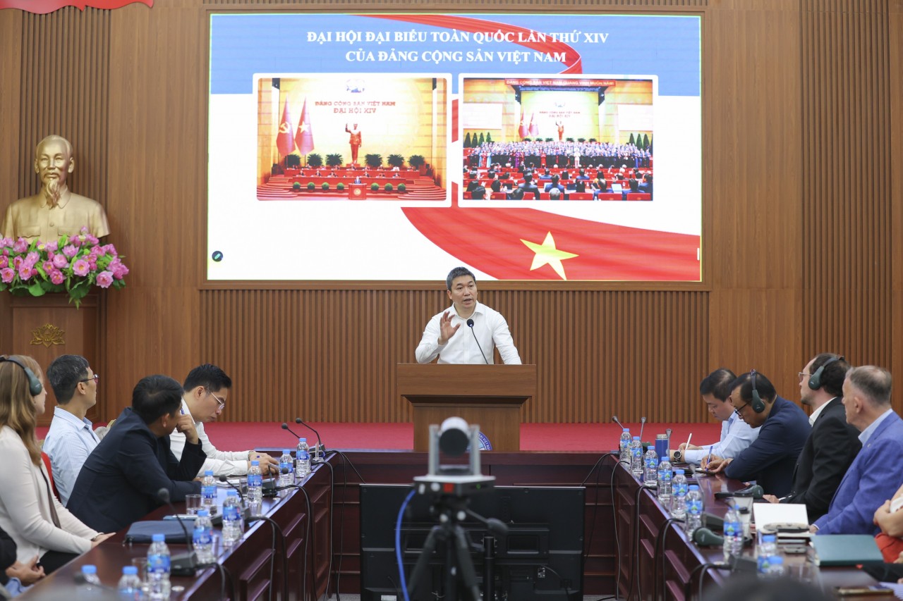 Phan Anh Son, President of the Viet Nam Union of Friendship Organizations, speaks at the conference. (Photo: Dinh Hoa)