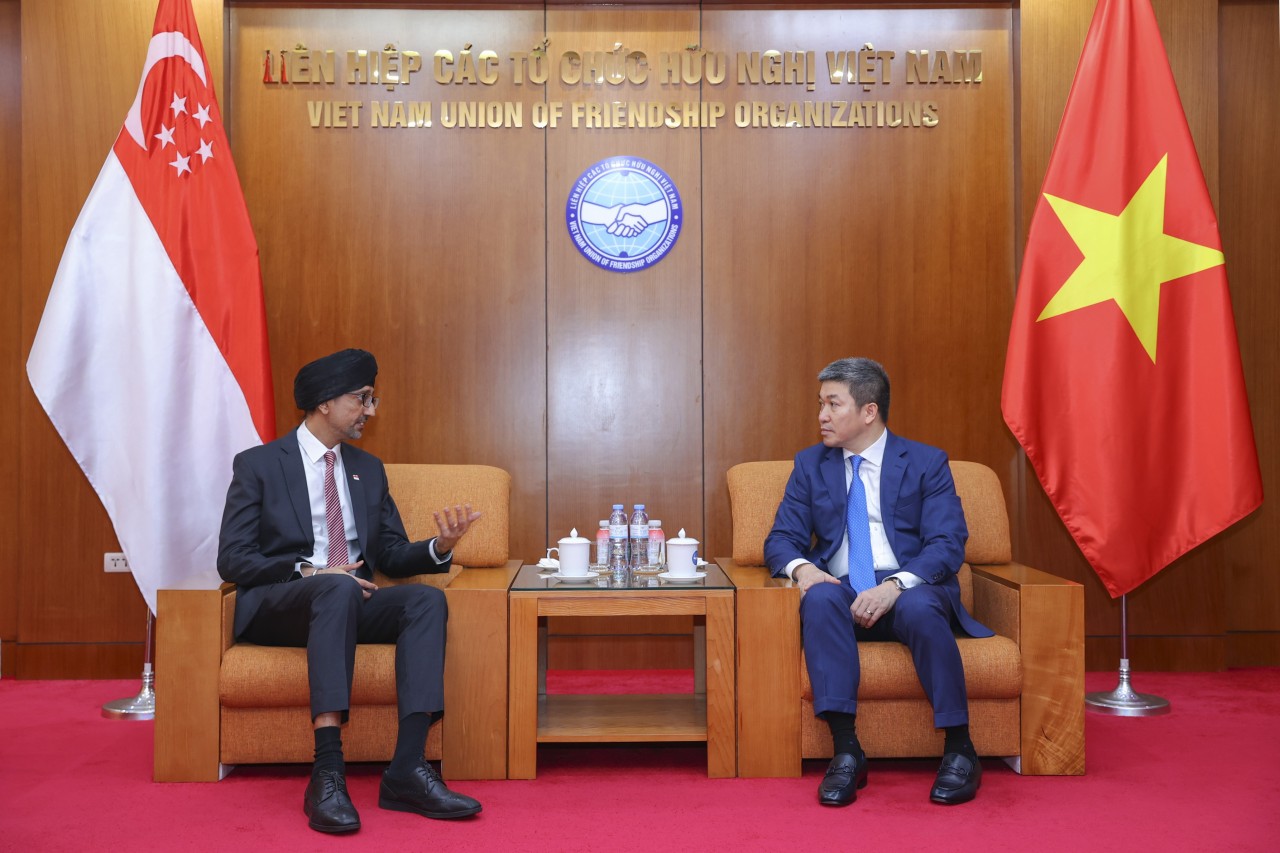 President of the Vietnam Union of Friendship Organizations Phan Anh Sơn (right) receives Ambassador Extraordinary and Plenipotentiary of the Republic of Singapore to Vietnam Rajpal Singh. (Photo: Đinh Hòa)