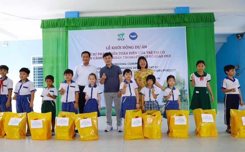 At the project launch ceremony, the organizing committee presented practical gifts to disadvantaged students, each including school supplies worth VND 500,000 from the project budget and a gift package from the Taiwan Business Association in Viet Nam – Ho Chi Minh City Chapter. (Photo: HV)