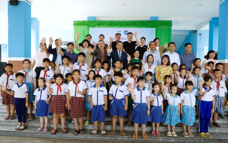 Delegates took commemorative photos with the students. (Photo: HV)