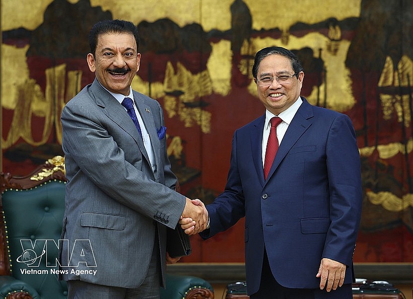 PM Pham Minh Chinh (R) receives Kuwaiti Ambassador to Vietnam Yousef Ashour Al-Sabbagh in Hanoi on April 4. (Photo: VNA) PM Pham Minh Chinh (R) receives Kuwaiti Ambassador to Vietnam Yousef Ashour Al-Sabbagh in Hanoi on April 4. (Photo: VNA)
