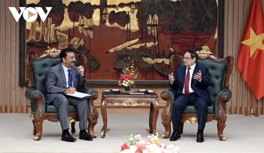 Vietnamese Prime Minister Pham Minh Chinh (R) and Kuwaiti Ambassador to Vietnam Yousef Ashour Al-Sabbagh, during their meeting in Hanoi on April 4