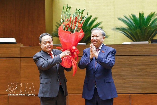 Party General Secretary To Lam (R) presents congratulatory flowers to NA Chairman Tran Thanh Man. (Photo: VNA)