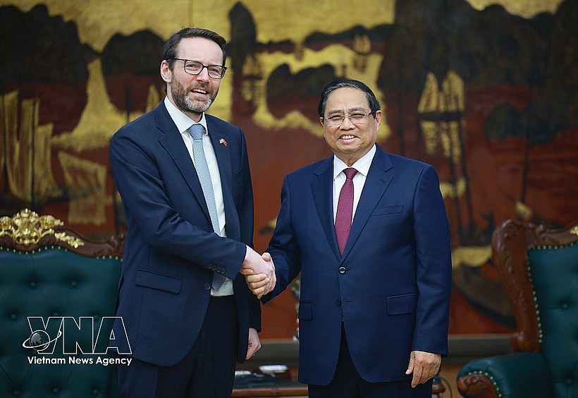 Prime Minister Pham Minh Chinh receives UK Ambassador to Vietnam Iain Frew in Hanoi on April 6. (Photo: VNA) Prime Minister Pham Minh Chinh receives UK Ambassador to Vietnam Iain Frew in Hanoi on April 6. (Photo: VNA)