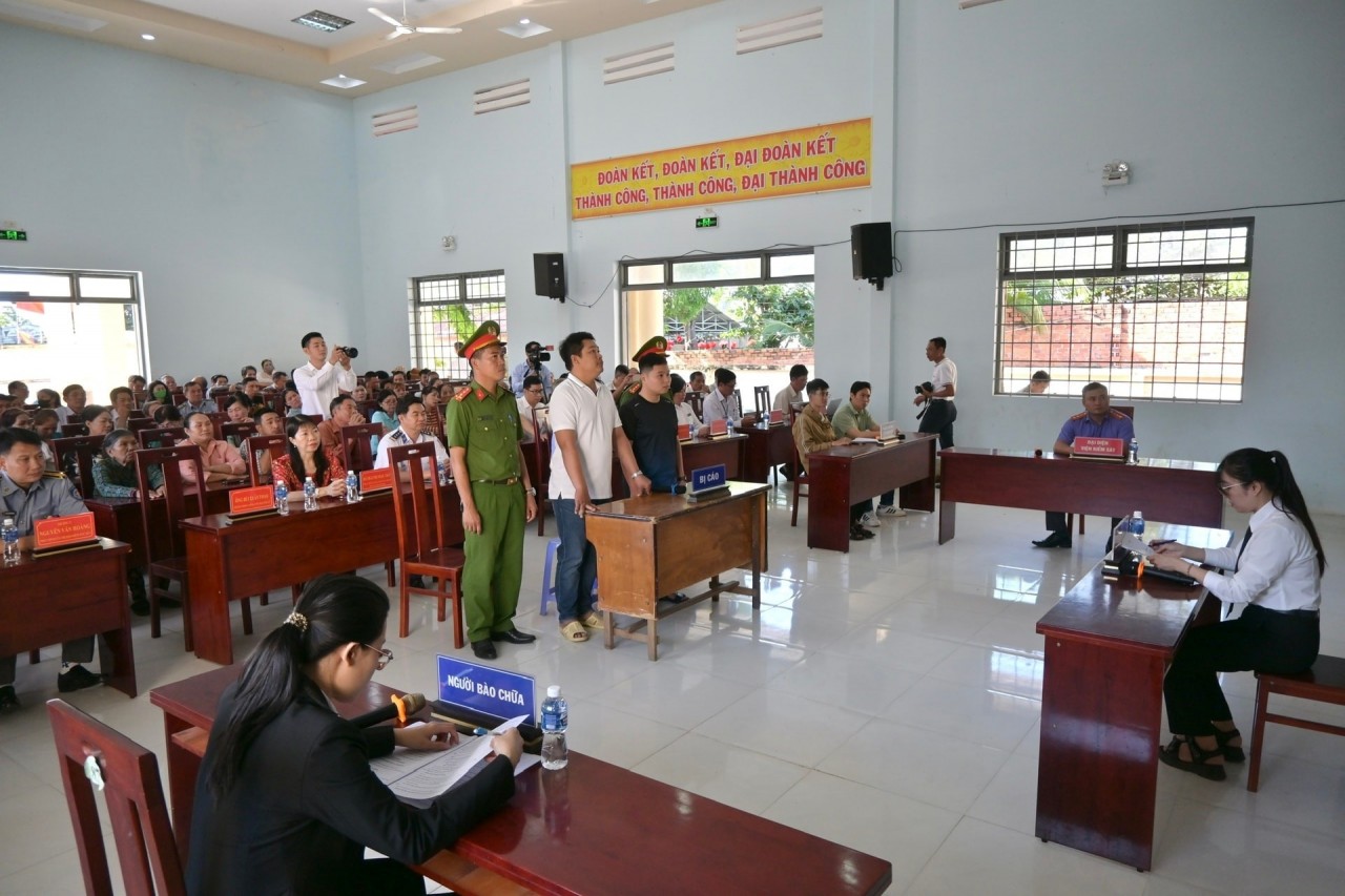 Agencies and units in Lam Dong province organize mock trials to raise awareness among fishermen about combating IUU fishing. (Photo: Lam Dong Newspaper) Agencies and units in Lam Dong province organize mock trials to raise awareness among fishermen about combating IUU fishing. (Photo: Lam Dong Newspaper)