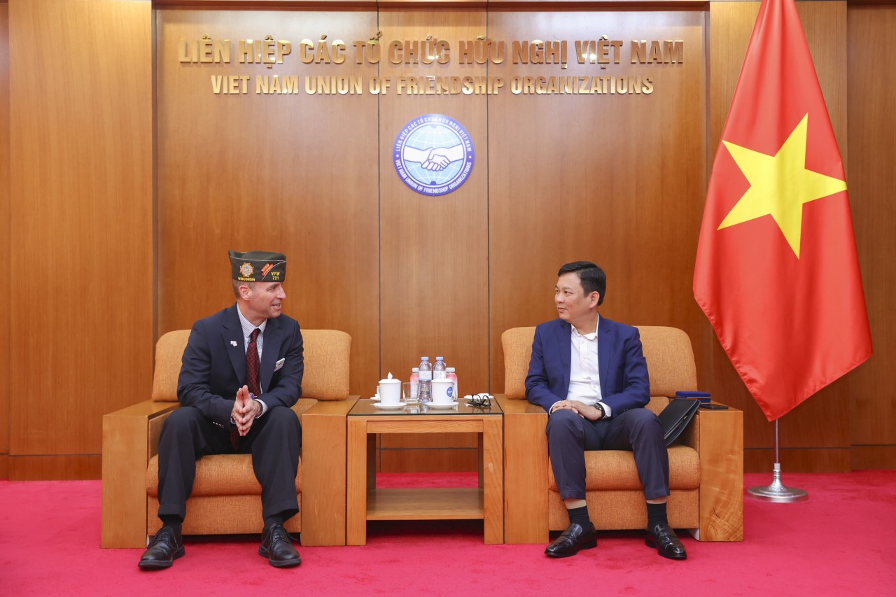 Vice President of the Vietnam Union of Friendship Organizations Dong Huy Cuong (right) receives Cory Geisler, Senior Vice Commander-in-Chief of the Veterans of Foreign Wars of the United States (VFW). (Photo: Dinh Hoa)