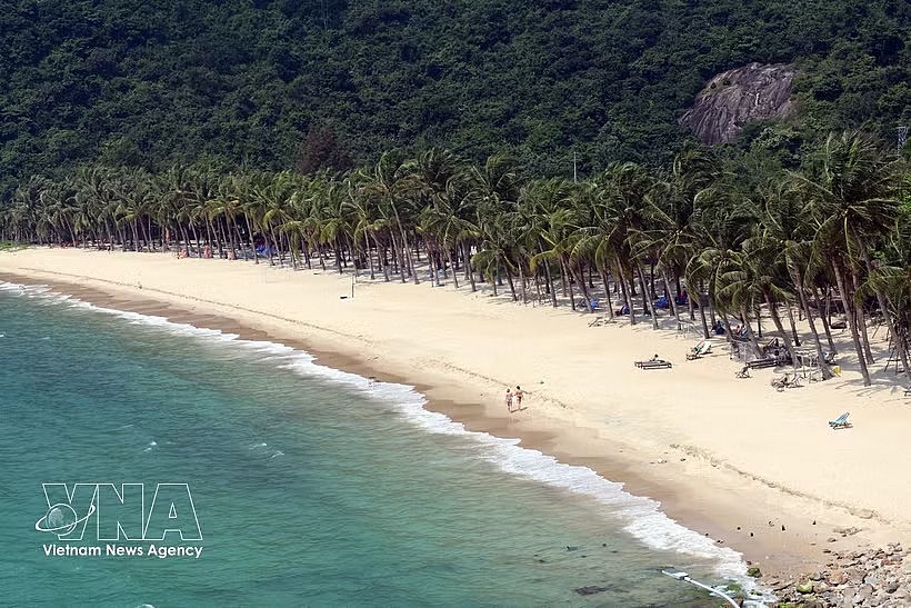 Pristine white-sand beach on Cu Lao Cham Island, Da Nang city, is a magnet for visitors. (Photo: VNA) Pristine white-sand beach on Cu Lao Cham Island, Da Nang city, is a magnet for visitors. (Photo: VNA)
