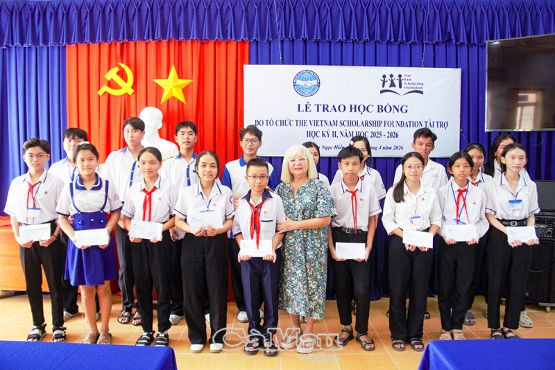 VNSF Awards Scholarships to Underprivileged Students in Ca Mau