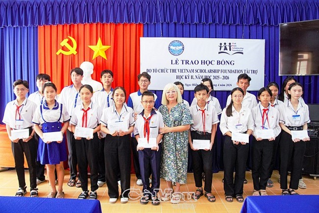 VNSF Awards Scholarships to Underprivileged Students in Ca Mau