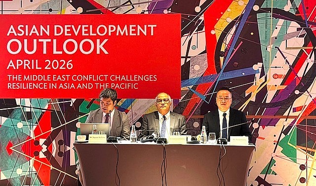ADB Country Director for Viet Nam Shantanu Chakraborty (center) at the press conference on Asian Development Outlook in April.