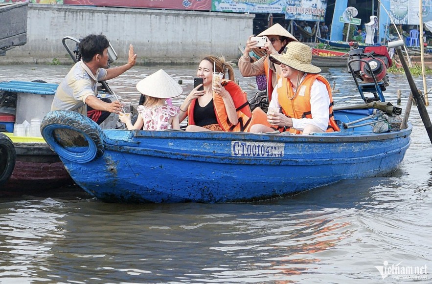 AI understands the specific needs of each customer, enabling businesses to recommend tailored journeys. Illustrative photo