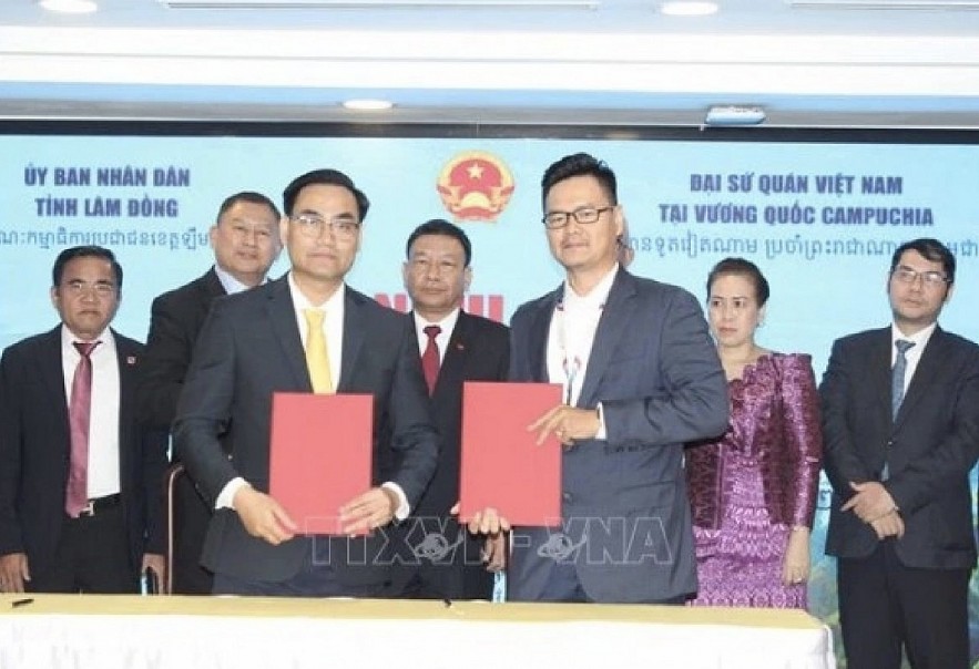 Representatives of Lam Dong and Cambodian businesses sign cooperation documents (Photo: VNA )