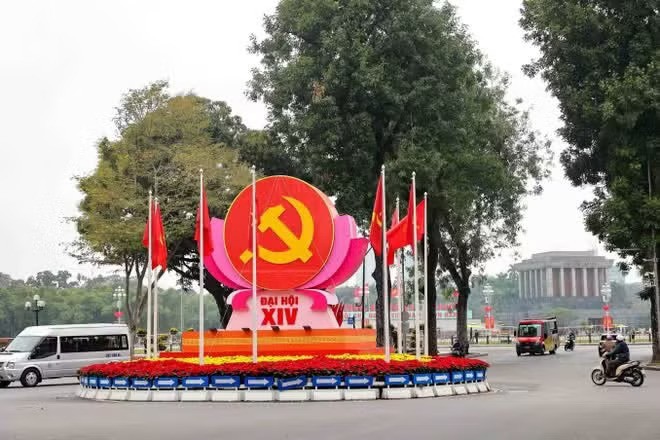 The emblem, Party flag and national flag are prominently displayed at the Dien Bien Phu – Doc Lap – Chu Van An intersection to welcome the 14th National Congress of the Communist Party of Viet Nam. (Photo: VNA) The emblem, Party flag and national flag are prominently displayed at the Dien Bien Phu – Doc Lap – Chu Van An intersection to welcome the 14th National Congress of the Communist Party of Viet Nam. (Photo: VNA)