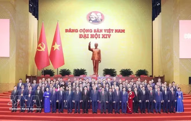 Party and State leaders take a photo with members of the Government Party Organisation at the 14th National Party Congress (Photo: VNA) Party and State leaders take a photo with members of the Government Party Organisation at the 14th National Party Congress (Photo: VNA)