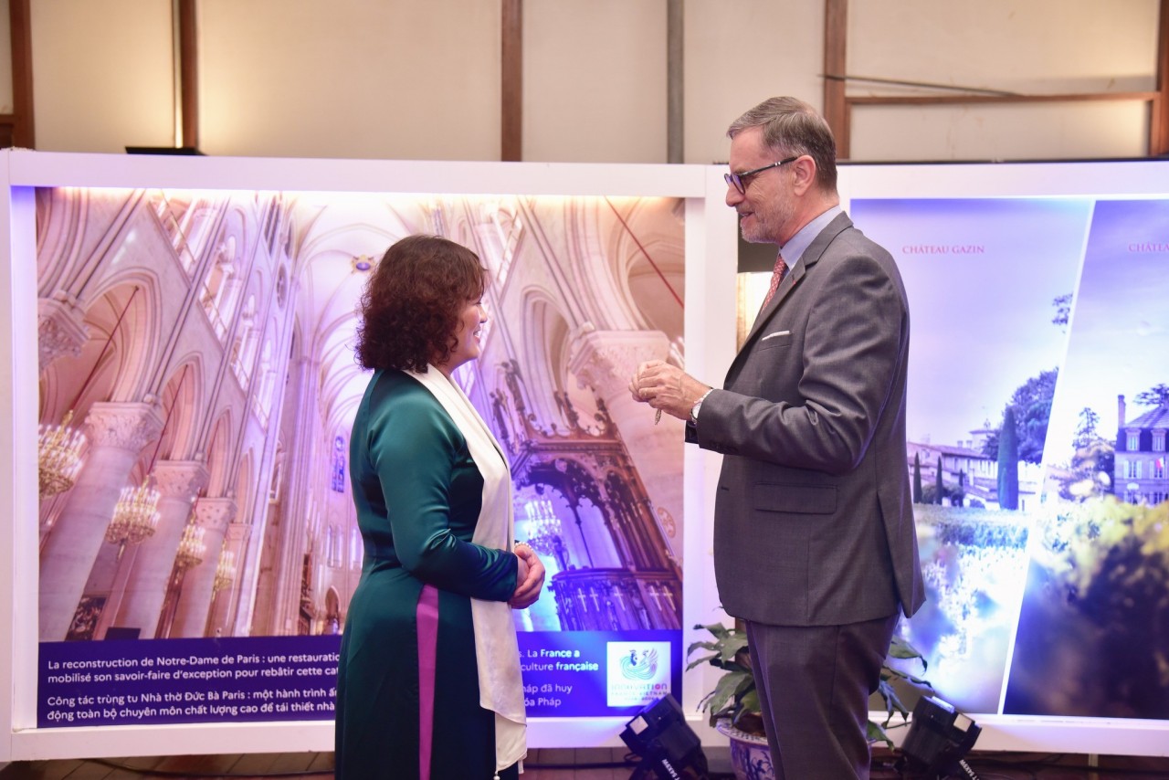 Olivier Brochet, Ambassador of France to Vietnam, presents the decoration in recognition of the outstanding contributions of Prof. Dr. Dinh Thi Mai Thanh. (Photo: USTH)