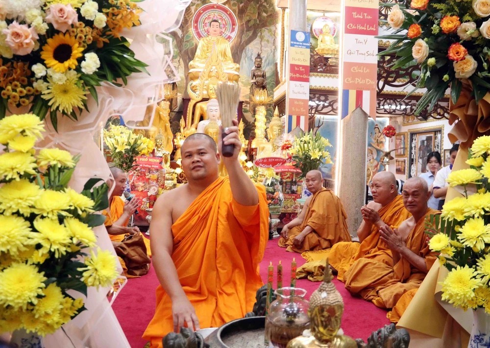 Monks perform the water-splashing ritual to pray for peace and offer blessings to participants at the festival. (Photo: VNA) Monks perform the water-splashing ritual to pray for peace and offer blessings to participants at the festival. (Photo: VNA)