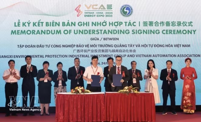 At the signing ceremony of memorandum of understanding between Vietnamese and Chinese enterprises within Energy Expo 2025 (Photo: VNA)