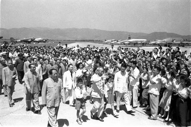 The Government and people of China welcome President Ho Chi Minh and the Vietnamese Government delegation on an official visit to China in June 1955 (Photo: VNA)