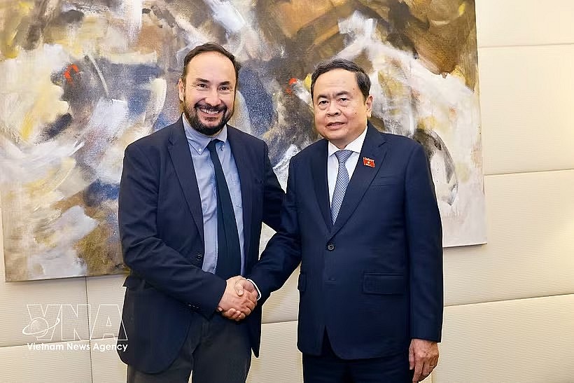 National Assembly Chairman Tran Thanh Man (right) and Maurizio Acerbo, General Secretary of the Communist Refoundation Party (PRC) of Italy, at their meeting on April 14 (Photo: VNA)