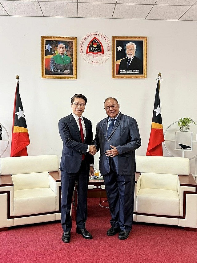 Vietnamese Chargé d'Affaires to Timor-Leste Pham Binh Dam (L) meets Bendito dos Santos Freitas, Minister of Foreign Affairs and Cooperation of Timor-Leste, Dili, April 12, 2026 - Photo: baoquocte.vn