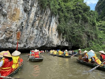 Holiday Travel Shifts Toward Short, Experience-Focused Trips