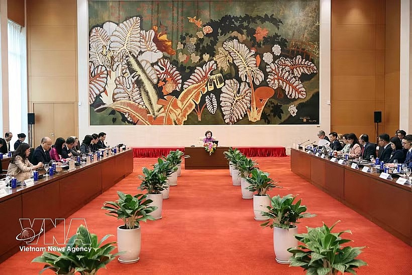 Vice Chairwoman of the National Assembly (NA) Nguyen Thi Hong meets with the delegation from the US-ASEAN Business Council on April 15 in Hanoi. (Photo: VNA)