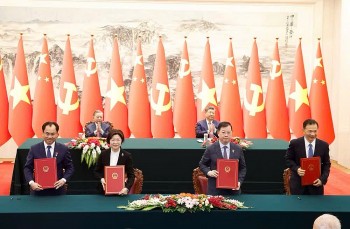 Viet Nam, China Sign Cooperation Agreements in Beijing