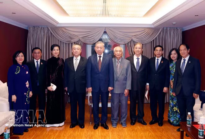 Party General Secretary and State President To Lam with other participants at the meeting. (Photo: VNA) Party General Secretary and State President To Lam with other participants at the meeting. (Photo: VNA)