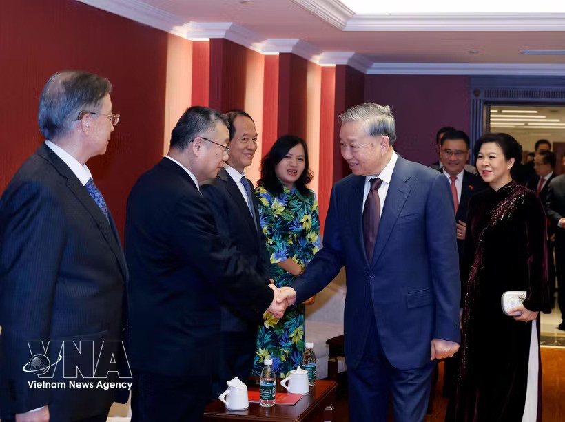 Top Leader Meets Families of Vietnam-China Friendship Contributors in Beijing