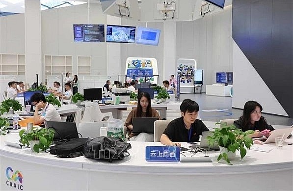 A workspace at the China-ASEAN Artificial Intelligence Innovation Cooperation Center (Photo: VNA)