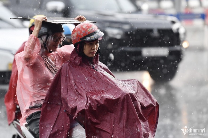 Northern Vietnam is set to face three consecutive waves of thunderstorms, bringing a prolonged spell of cooler weather. Photo illustration: Hoang Minh