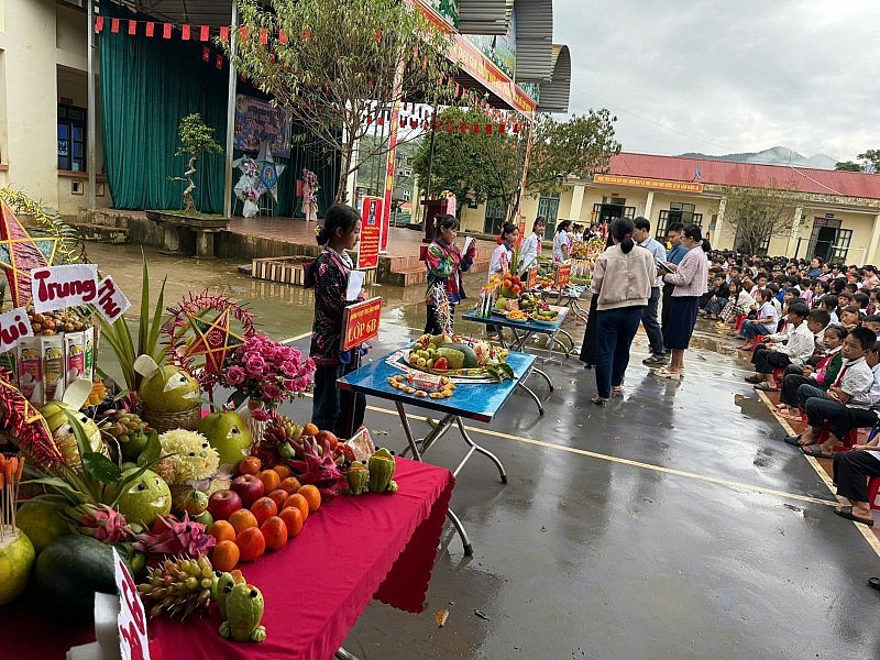 In addition to academic instruction, the school consistently places emphasis on educating students about cultural traditions through a variety of activities. (Photo: Pham Loi)