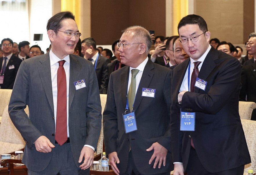 From left: Samsung Chairman Lee Jae Yong, Hyundai Executive Chairman Chung Eui Sun, and LG Chairman Koo Kwang Mo at the Korea–China Economic Forum held in Beijing on January 5. Photo: Newsis