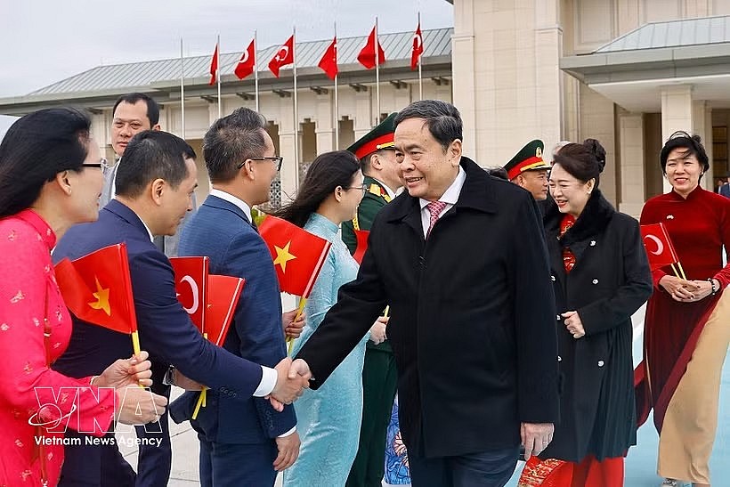 National Assembly Chairman Tran Thanh Man and his spouse Nguyen Thi Thanh Nga at the farewell ceremony at Istanbul Airport, Türkiye. (Photo: VNA)