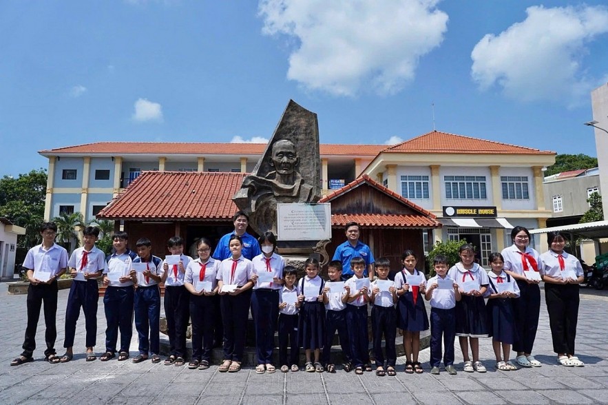 Vietnamese, Lao, and Cambodian Youth Highlight Responsibility and Dedication to the Community