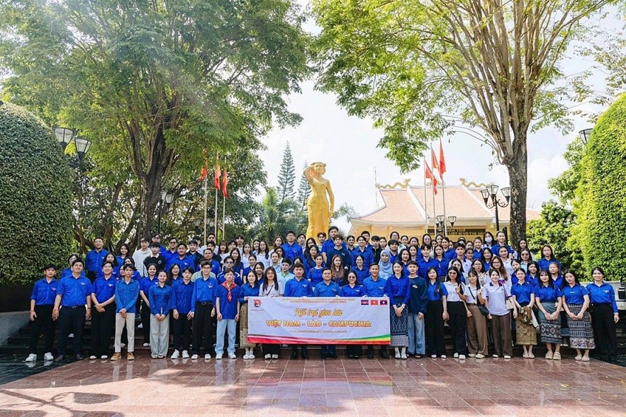 Vietnamese, Lao, and Cambodian Youth Highlight Responsibility and Dedication to the Community