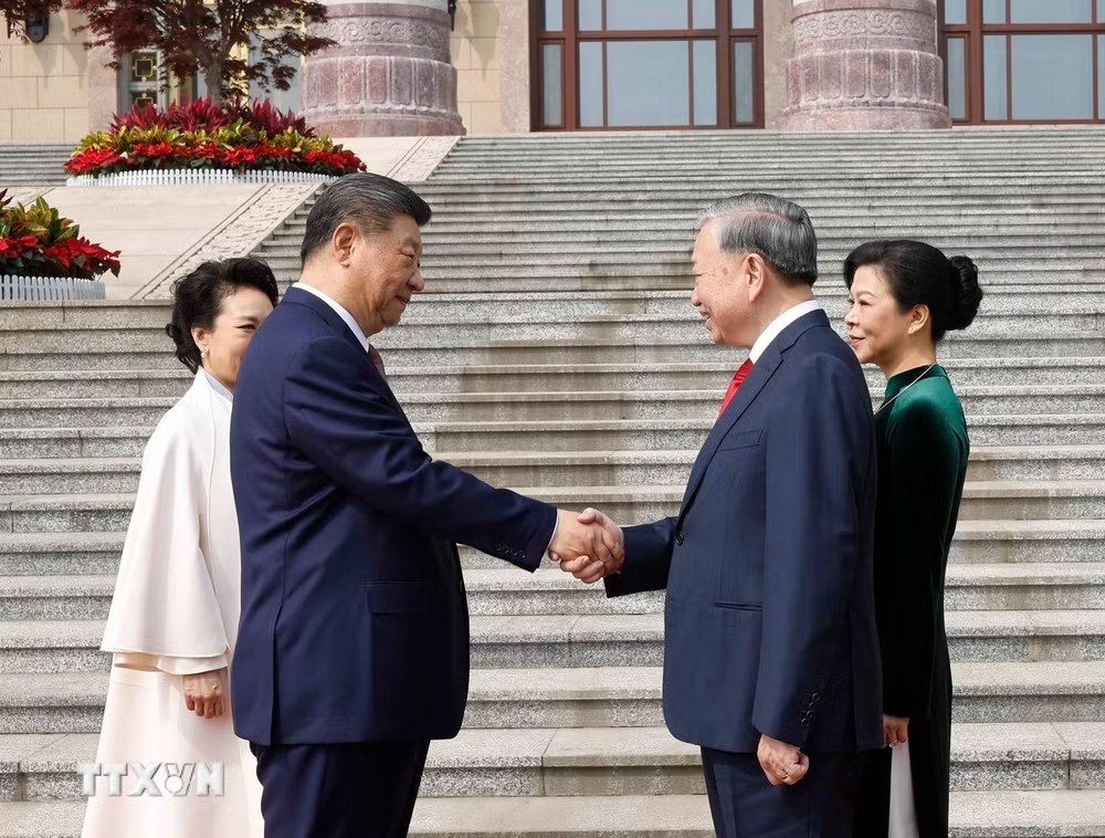 General Secretary and President of China Xi Jinping and his spouse welcome General Secretary and President Tô Lâm and his spouse. (Photo: VNA)